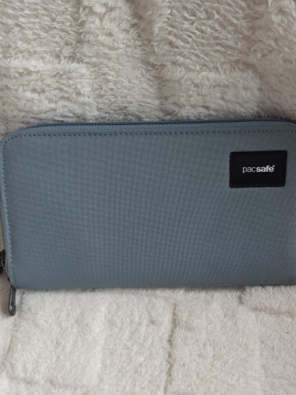 Pacsafe RFID blocking continental wallet, Fresh Mint